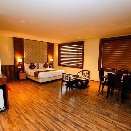Hotel The Residency Srinagar Екстериор снимка