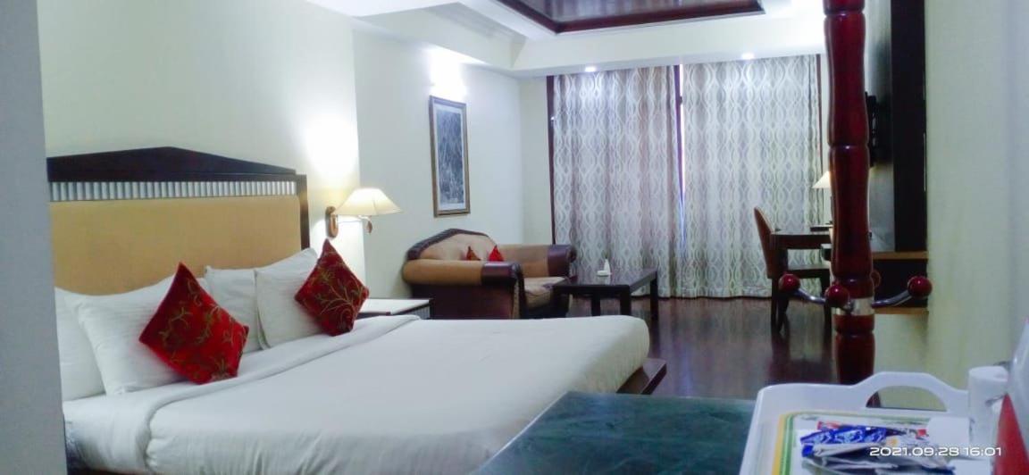 Hotel The Residency Srinagar Екстериор снимка