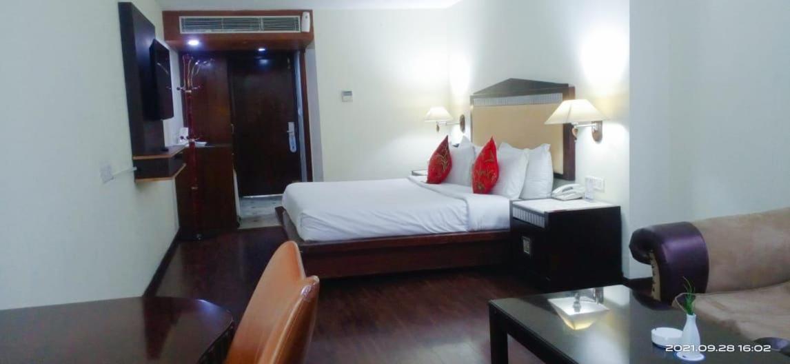 Hotel The Residency Srinagar Екстериор снимка