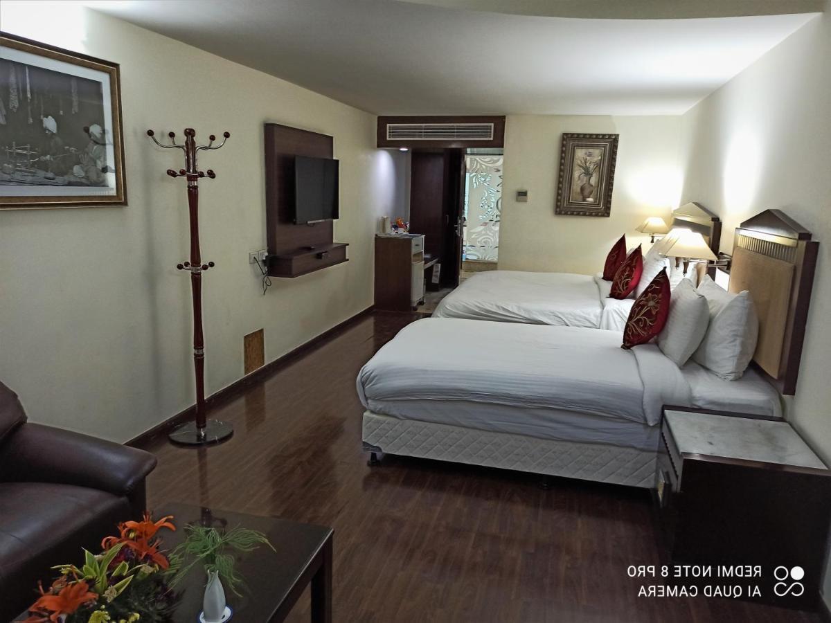Hotel The Residency Srinagar Екстериор снимка
