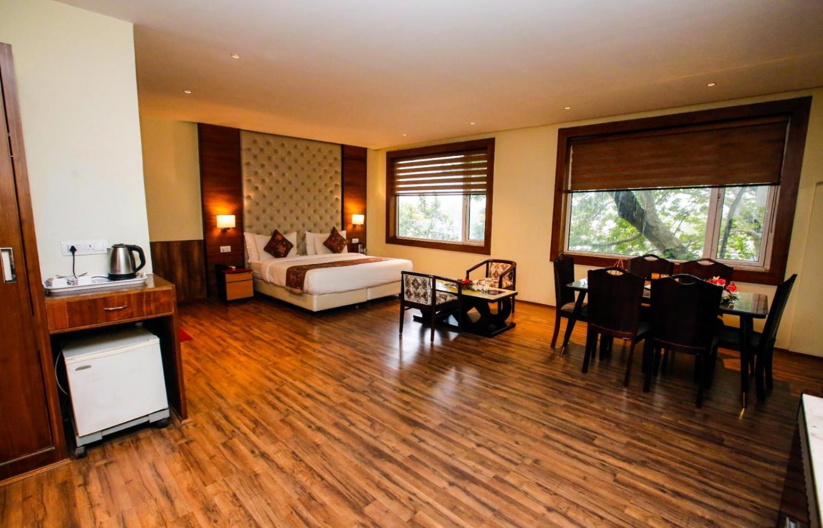 Hotel The Residency Srinagar Екстериор снимка