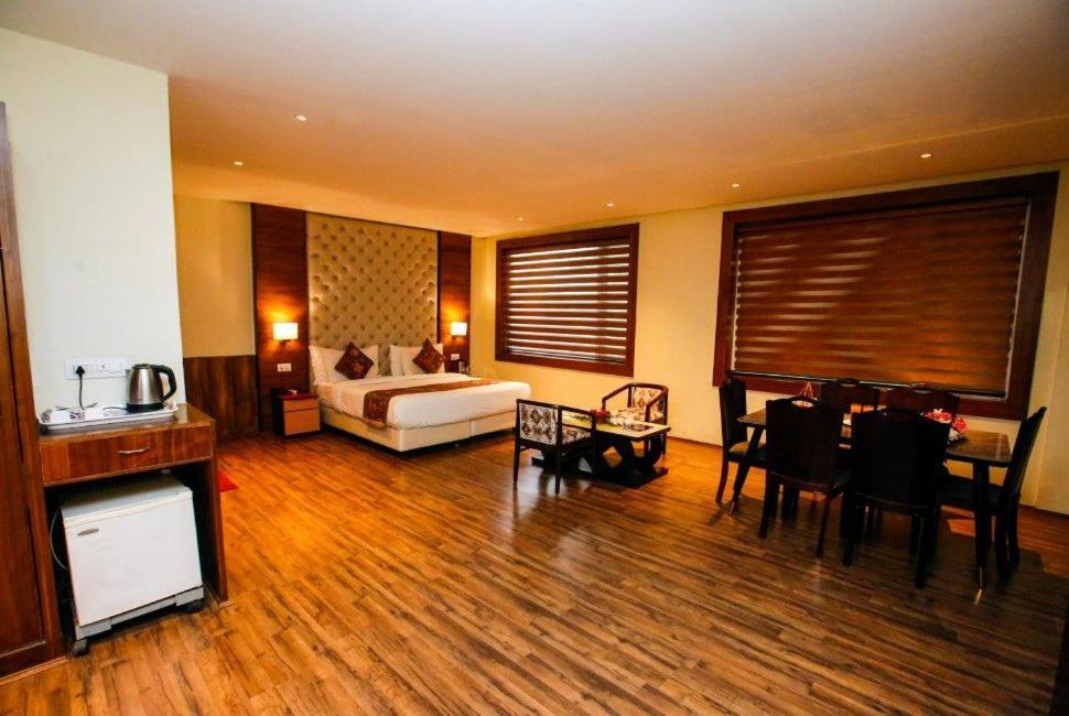 Hotel The Residency Srinagar Екстериор снимка