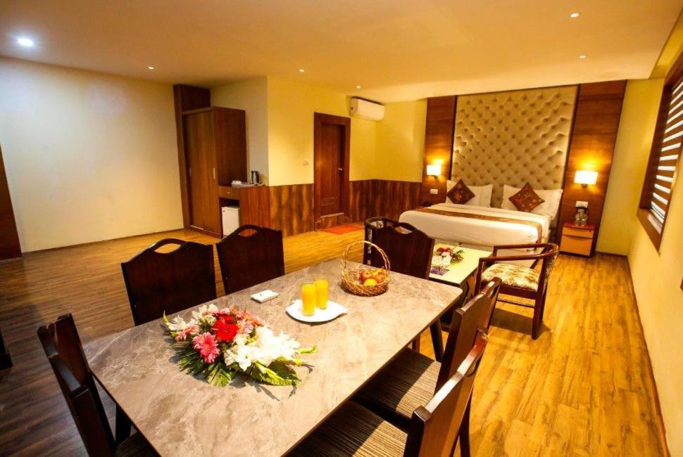 Hotel The Residency Srinagar Екстериор снимка