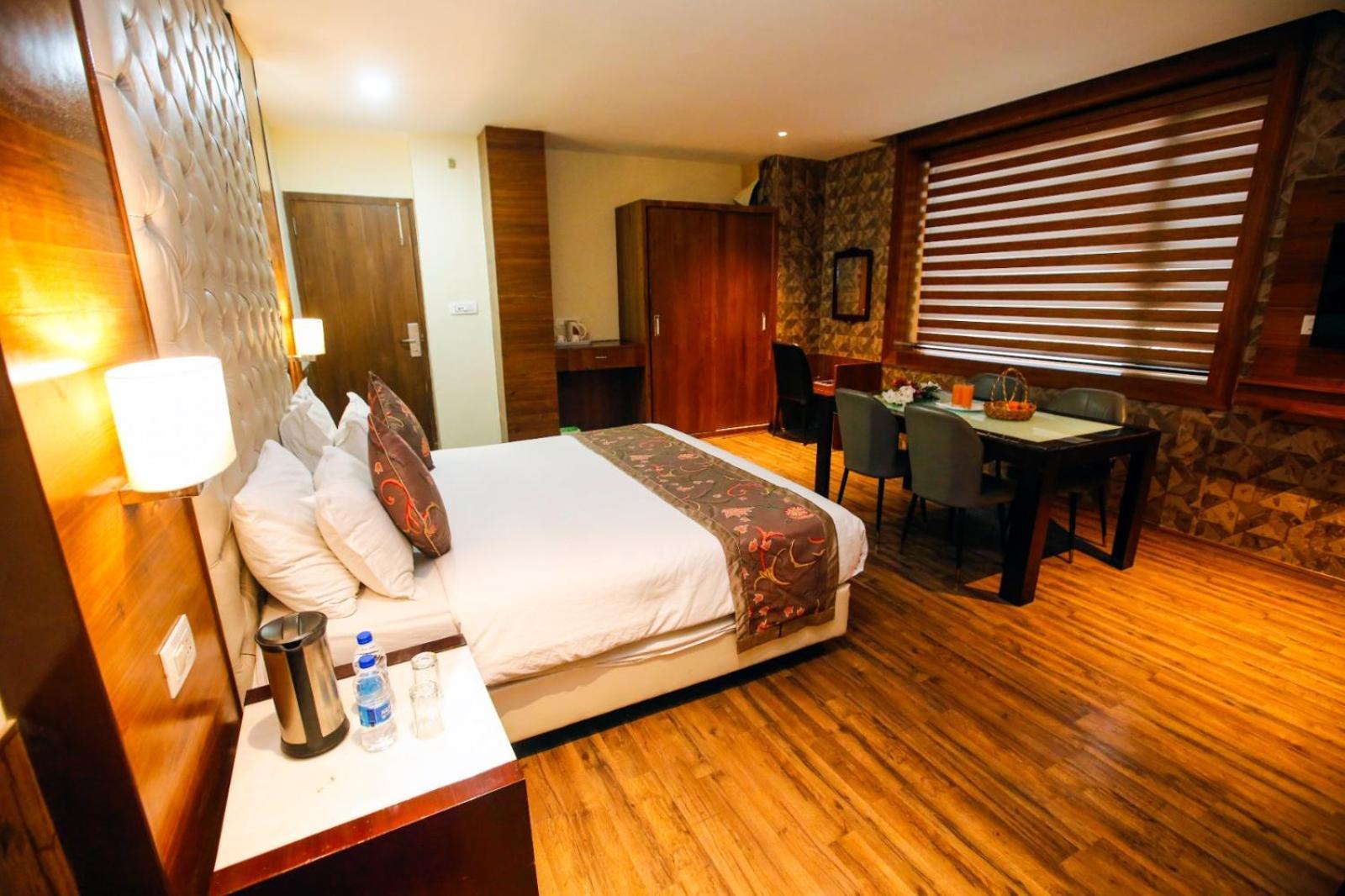 Hotel The Residency Srinagar Екстериор снимка