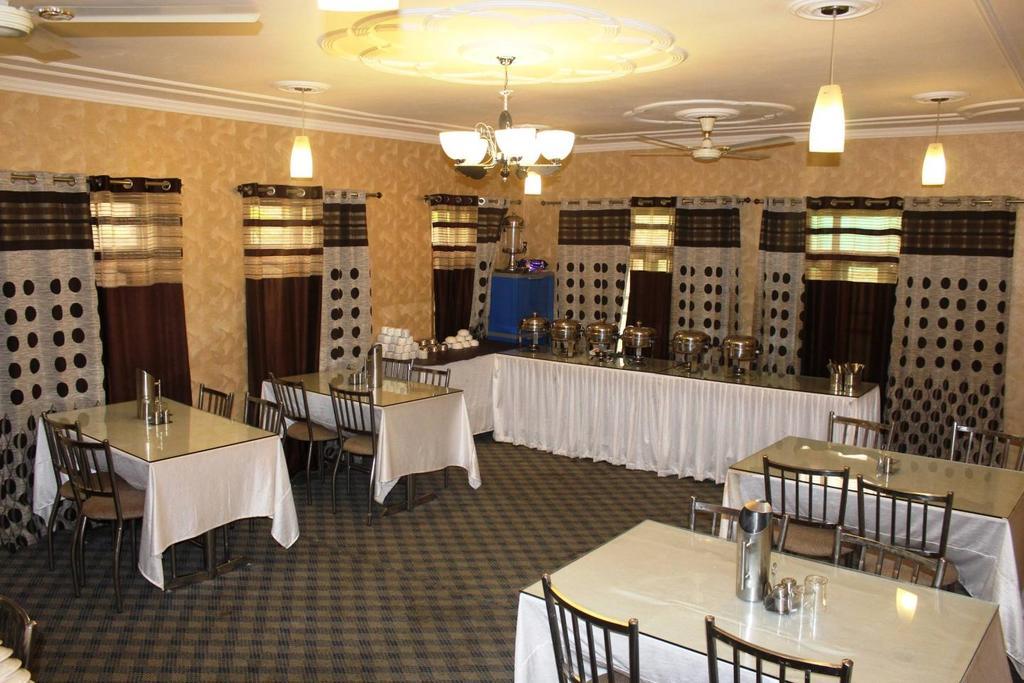 Hotel The Residency Srinagar Екстериор снимка