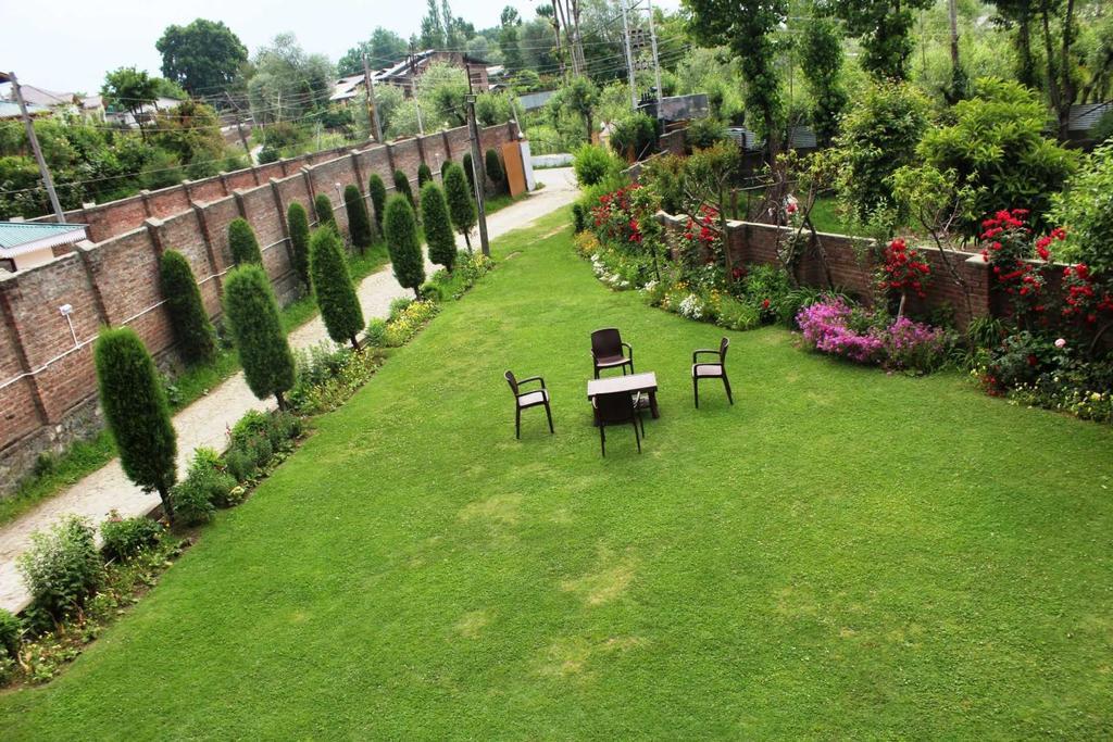 Hotel The Residency Srinagar Екстериор снимка