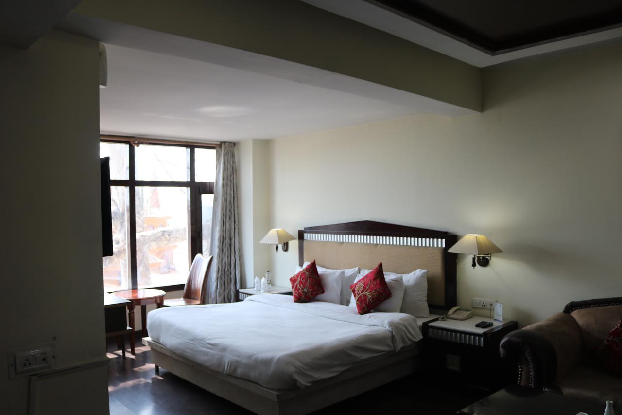 Hotel The Residency Srinagar Екстериор снимка