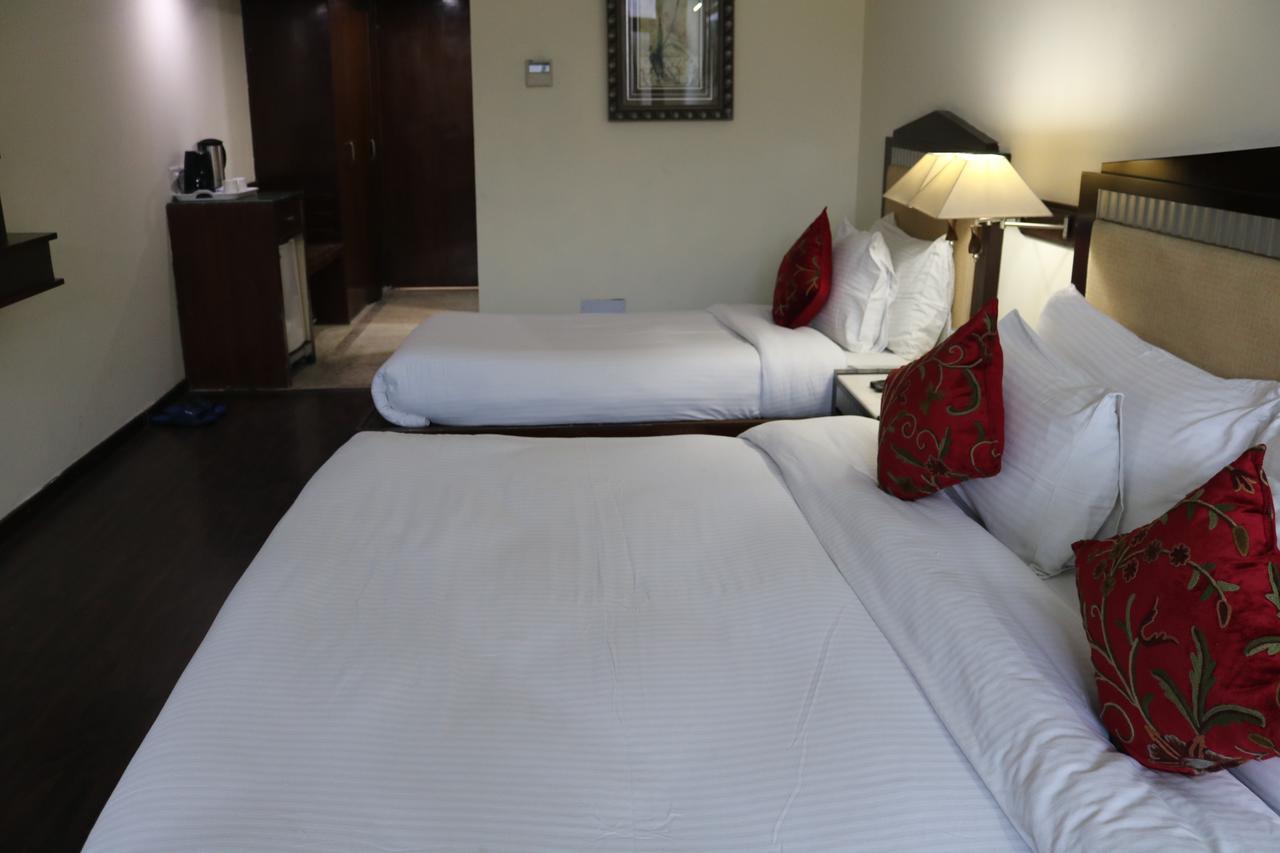 Hotel The Residency Srinagar Екстериор снимка