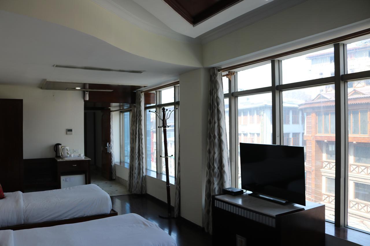 Hotel The Residency Srinagar Екстериор снимка