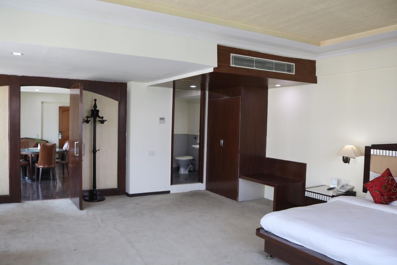 Hotel The Residency Srinagar Екстериор снимка
