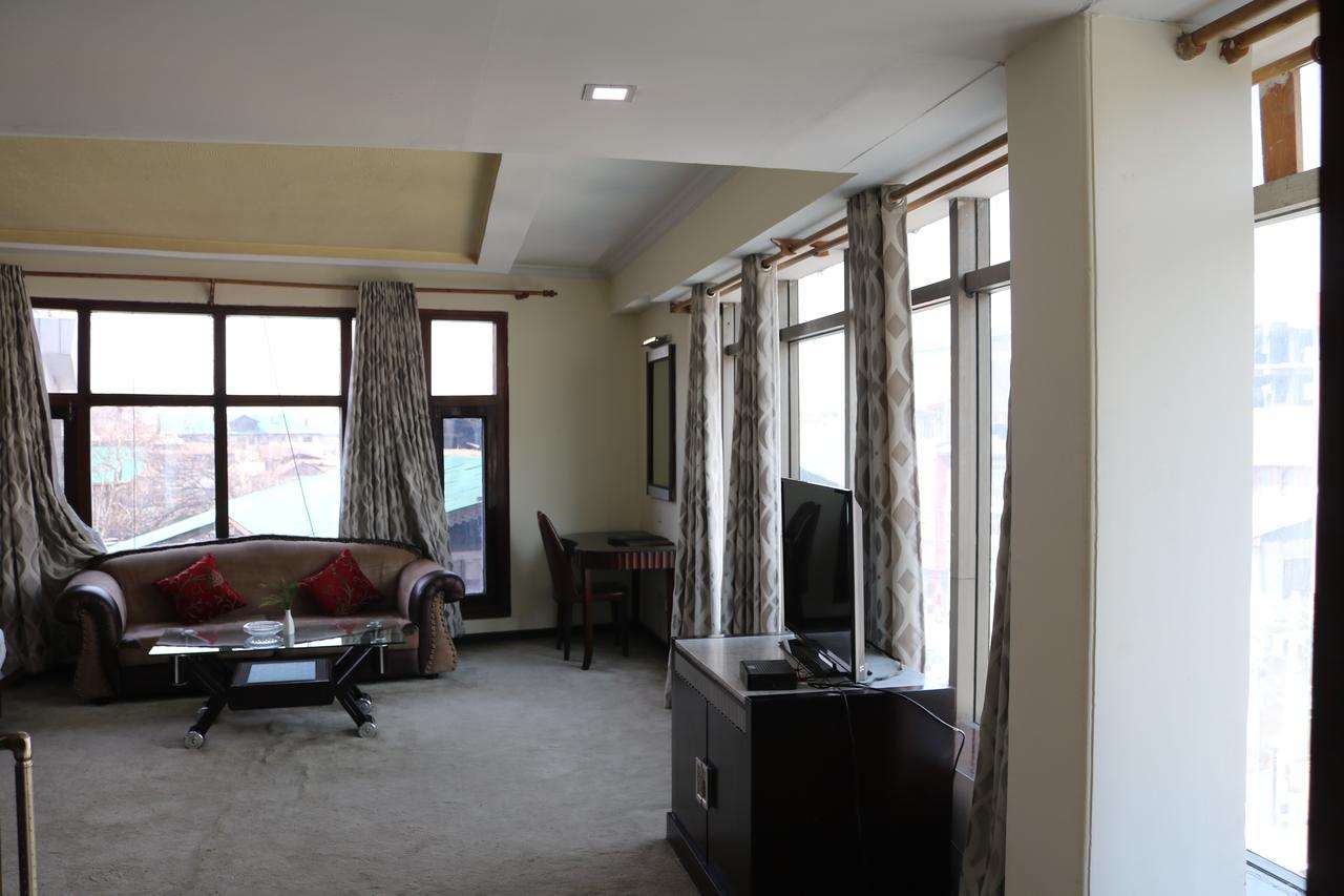 Hotel The Residency Srinagar Екстериор снимка