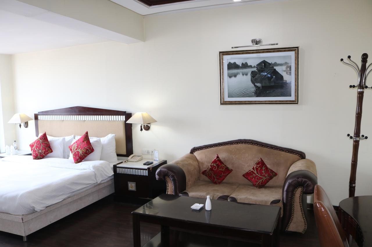 Hotel The Residency Srinagar Екстериор снимка