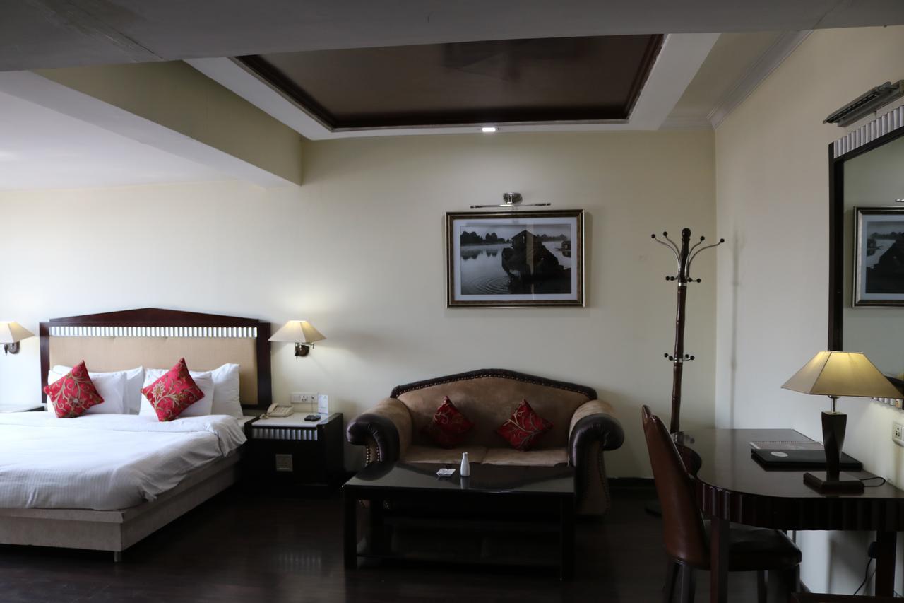 Hotel The Residency Srinagar Екстериор снимка