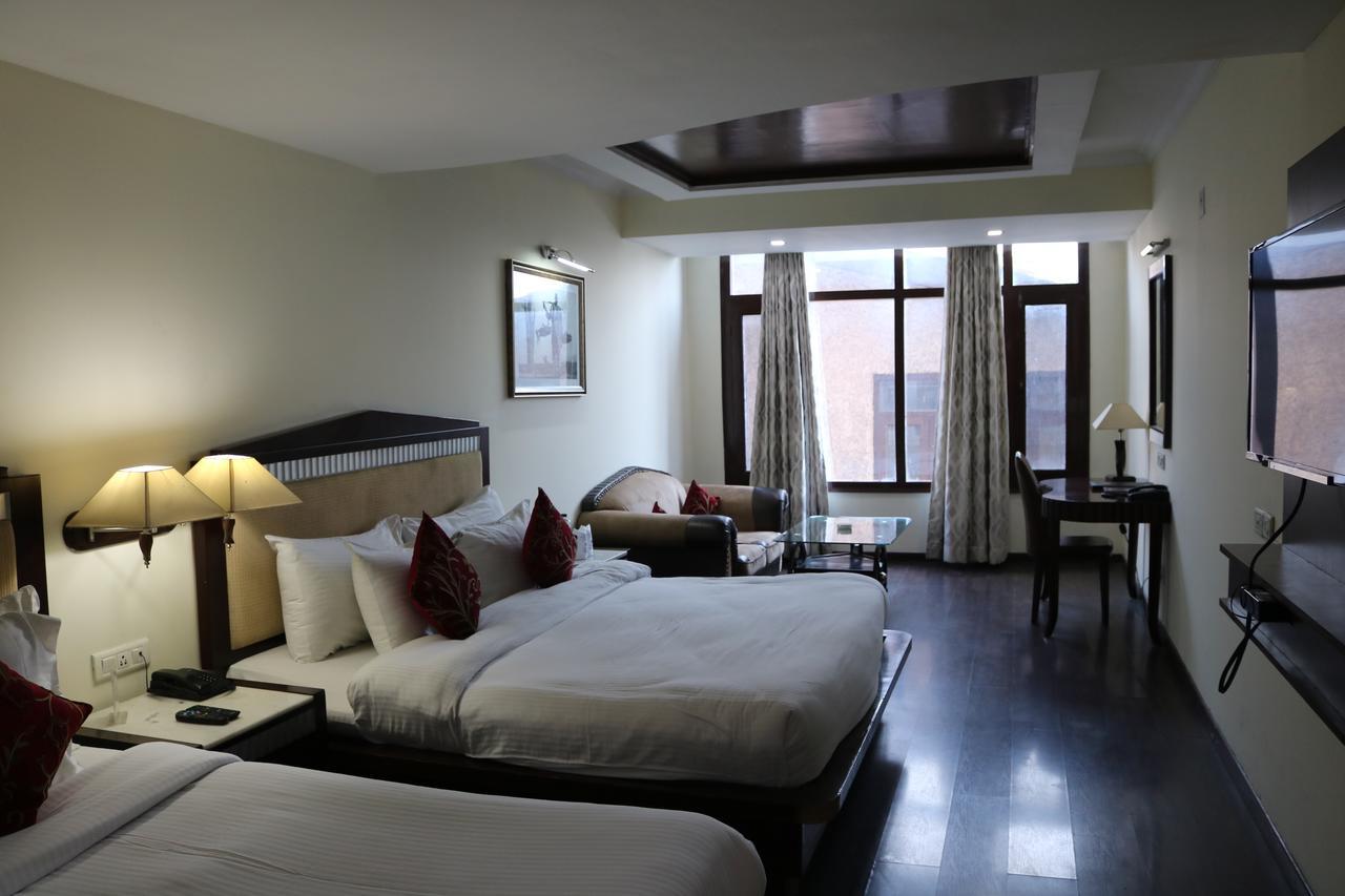 Hotel The Residency Srinagar Екстериор снимка