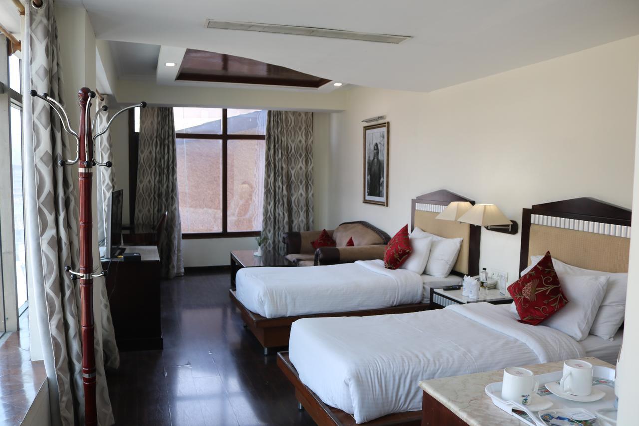 Hotel The Residency Srinagar Екстериор снимка