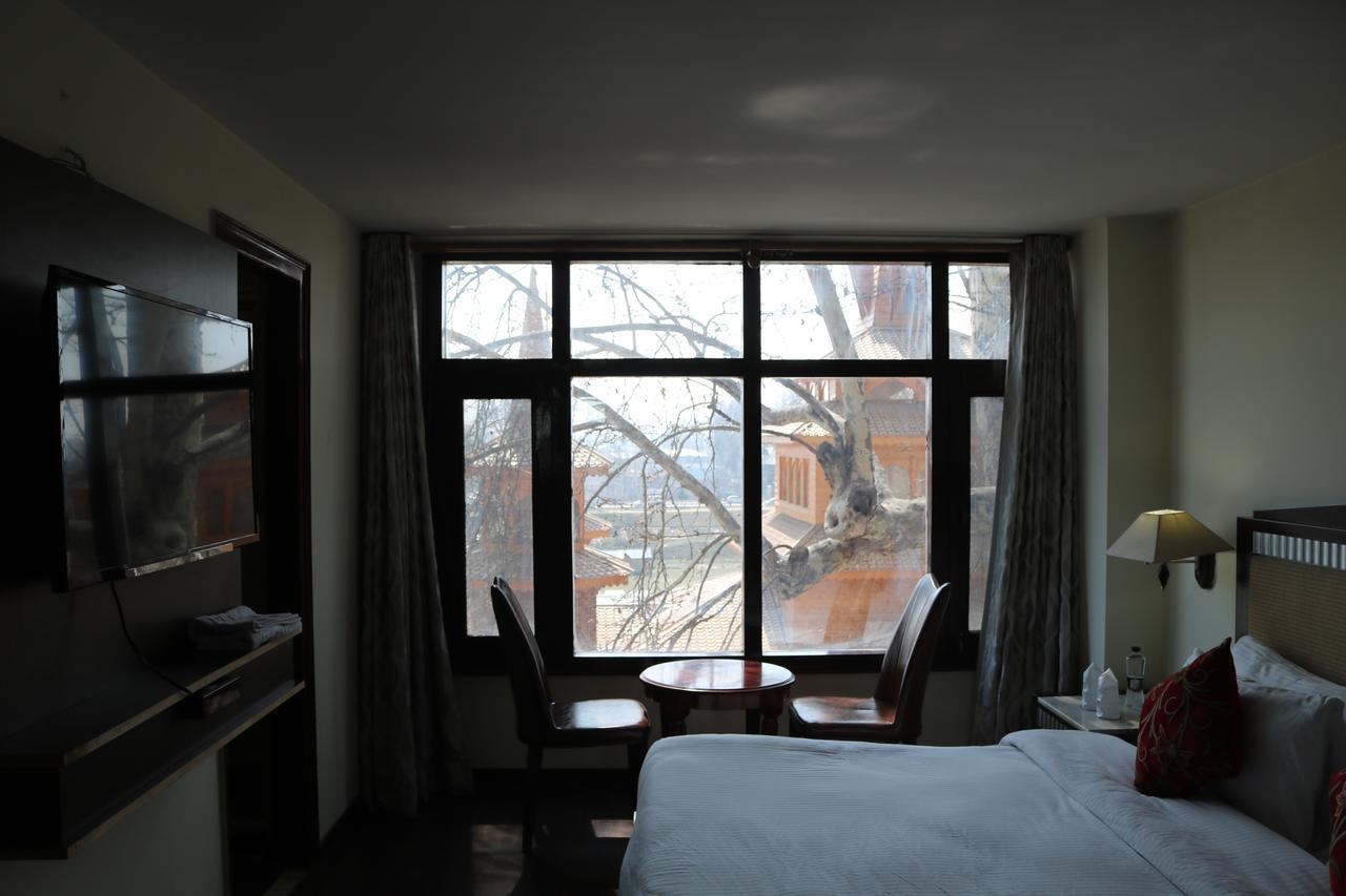 Hotel The Residency Srinagar Екстериор снимка