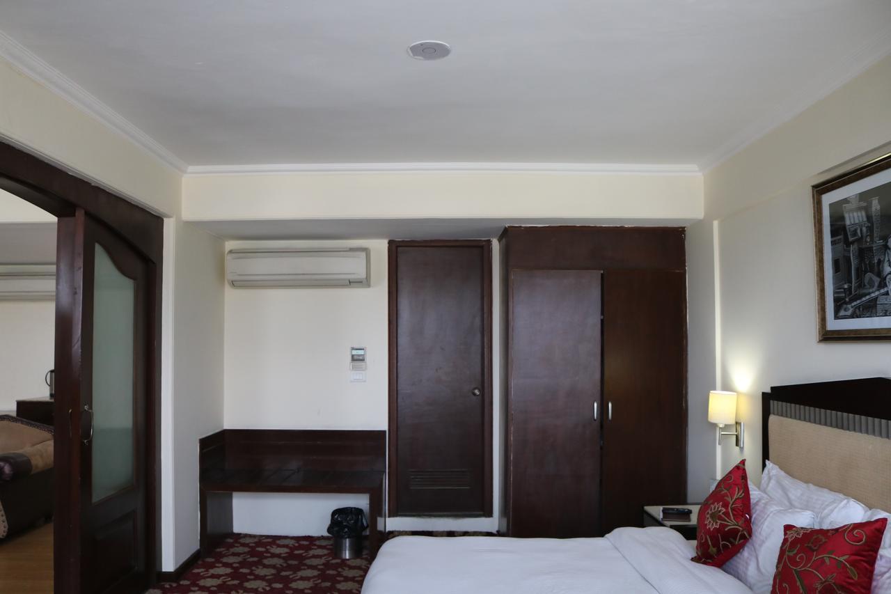 Hotel The Residency Srinagar Екстериор снимка