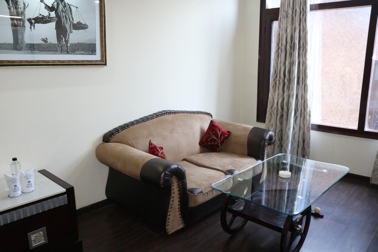 Hotel The Residency Srinagar Екстериор снимка