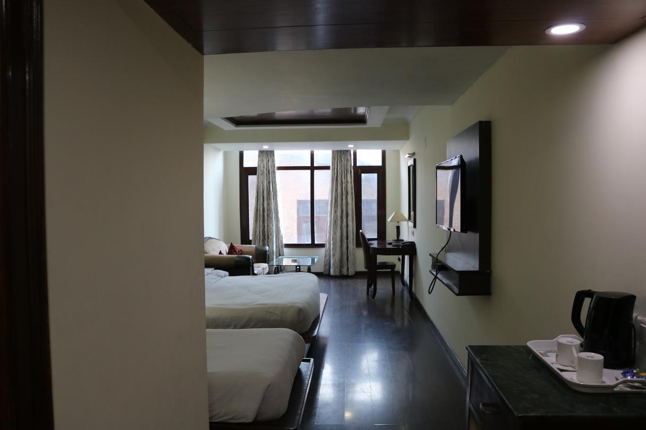 Hotel The Residency Srinagar Екстериор снимка