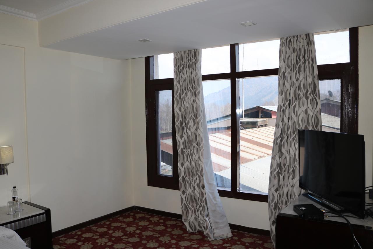 Hotel The Residency Srinagar Екстериор снимка